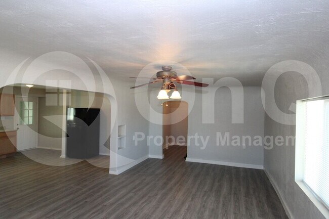 Building Photo - 515 W 13th St