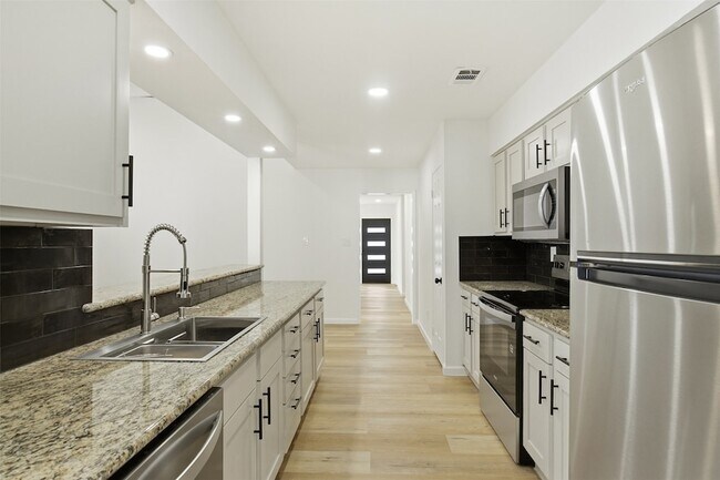 Foto del edificio - 6808 Beeman Dr