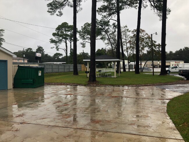 Foto del edificio - 211 Green Acres Rd