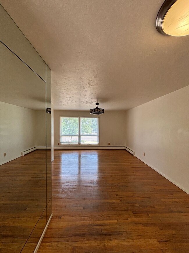 Foto del edificio - Large bi-level home in Littleton with 1-car garage!