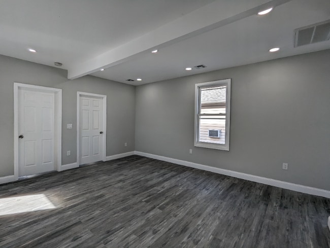 Foto del edificio - 811 Bacheller Ave