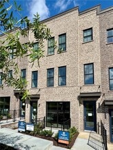 Building Photo - 913 Echo Pk Dr