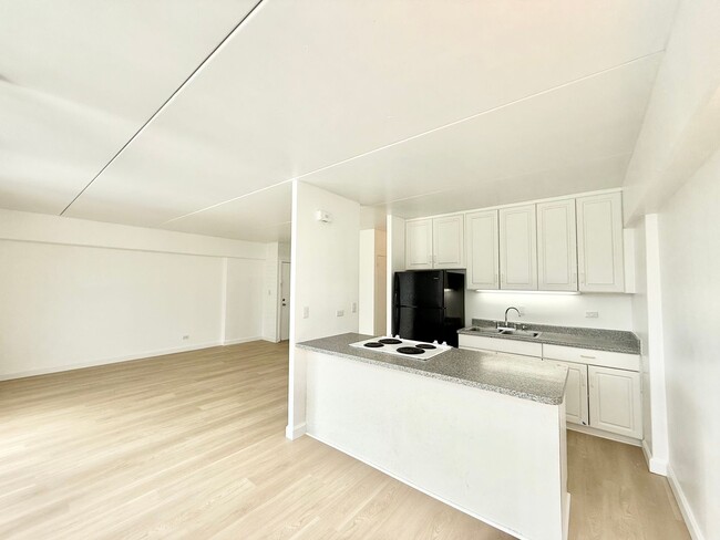 Building Photo - Renovated 2br/1ba/1pkg Condo with Amazing Mountain Views