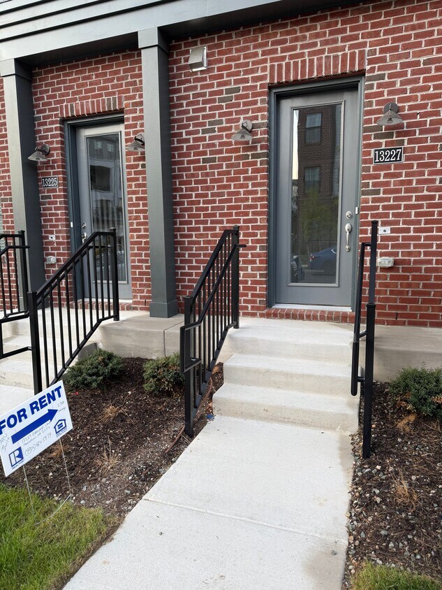 Foto del edificio - 13227 Garland Ln