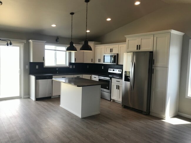 Foto del edificio - 4 Bed 2 Bath Single Family Home