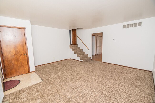 Foto del edificio - 2 bed 1 bath Duplex with basement in Portage