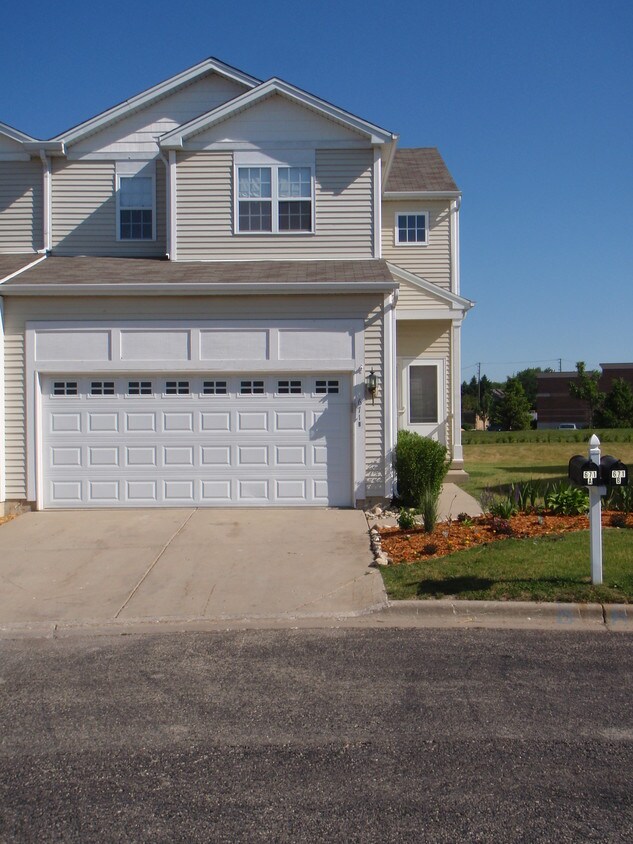 Foto del edificio - 671 Fieldcrest Dr