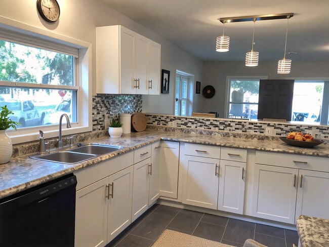 Building Photo - 422 S Talley Ave