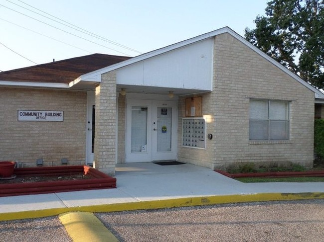 Foto del edificio - Kerrville Oaks Apartments