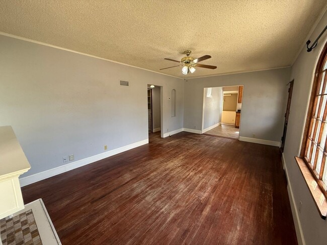 Building Photo - Two bedroom, One bathroom, Pet Friendly Home!