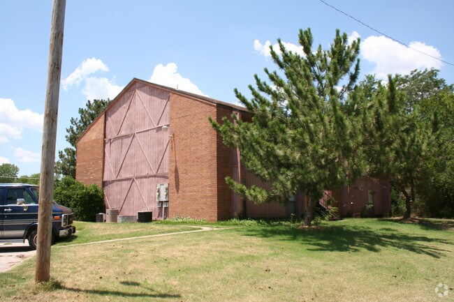Building Photo - 905 S Main St