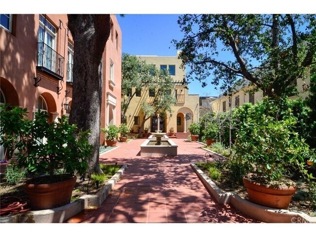 Building Photo - Los Patios De Cordova 218 S Oakland Ave