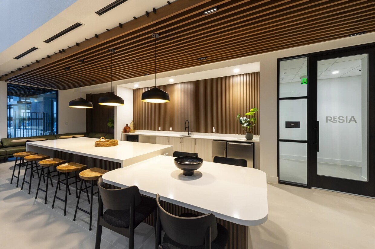 Foto principal - 18036 Park Row Blvd