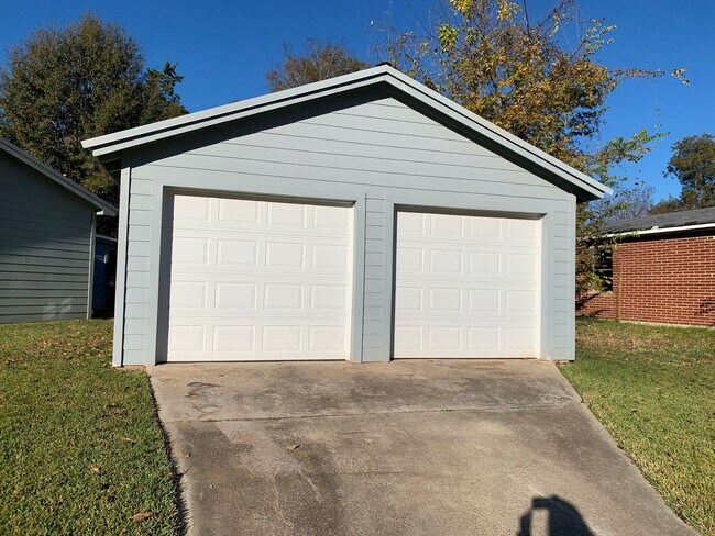 Foto del edificio - CLEAN, UPDATED HOME WITH A BONUS ROOM AND ...
