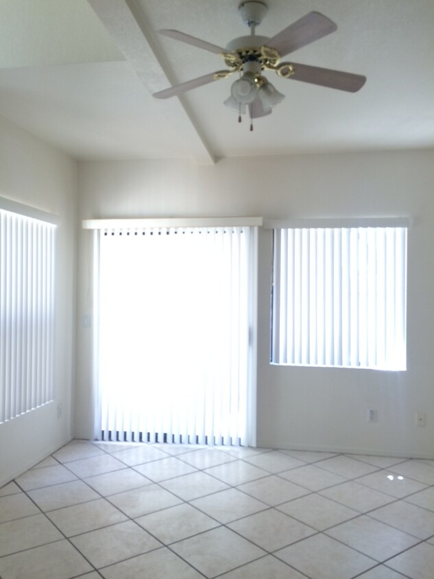 Foto principal - 3 bedroom 2 bath Townhouse with loft in Ch...