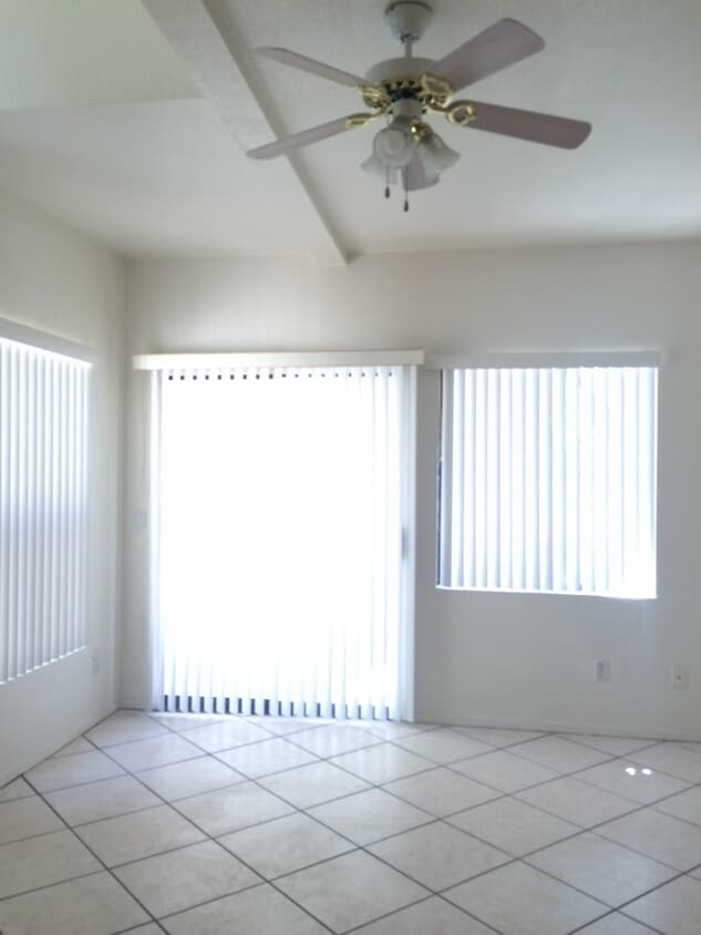 Under Market Rate! 3 bedroom 2 bath Townho... - Under Market Rate! 3 bedroom 2 bath Townho...