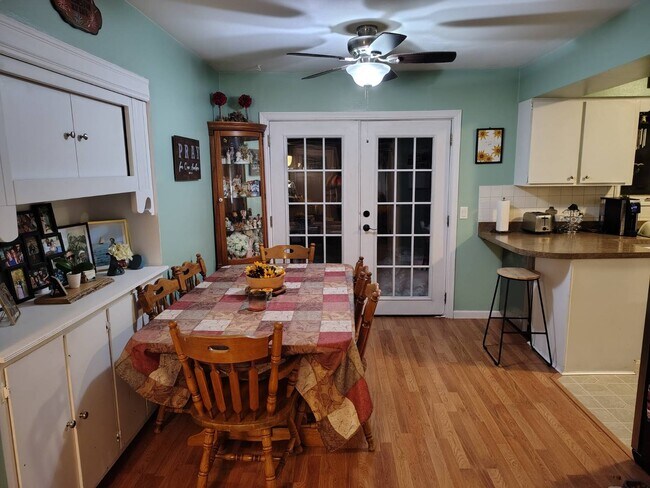 Área de comedor - 8596 Meadowbrook Dr