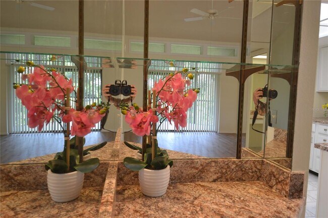 Foto del edificio - 226 Woodlake Wynde