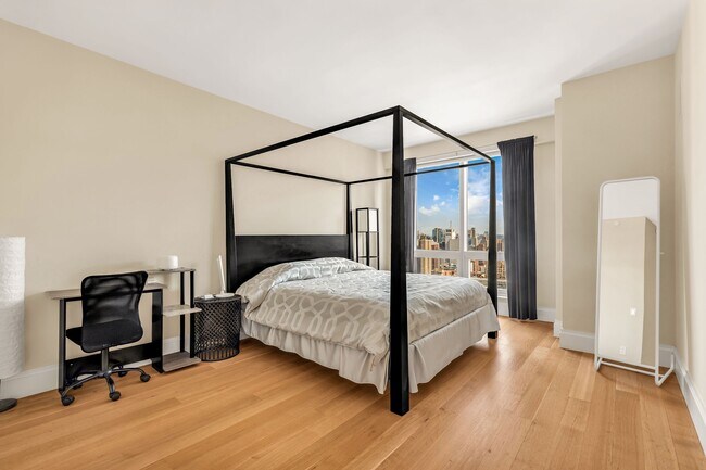 Building Photo - 350 W 42nd St
