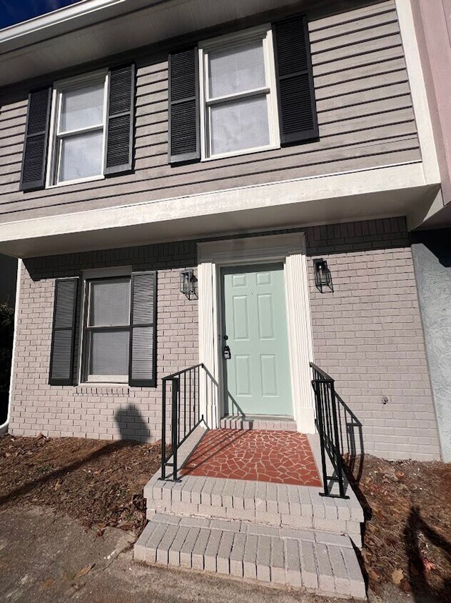 2 bed, 2.5 bath townhome located just off Alquileres en Augusta