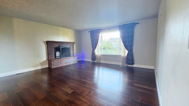 Photo - Charming 4 Bed 2 Bath Rambler with Office/Den in Benson Hilll, Renton WA. House