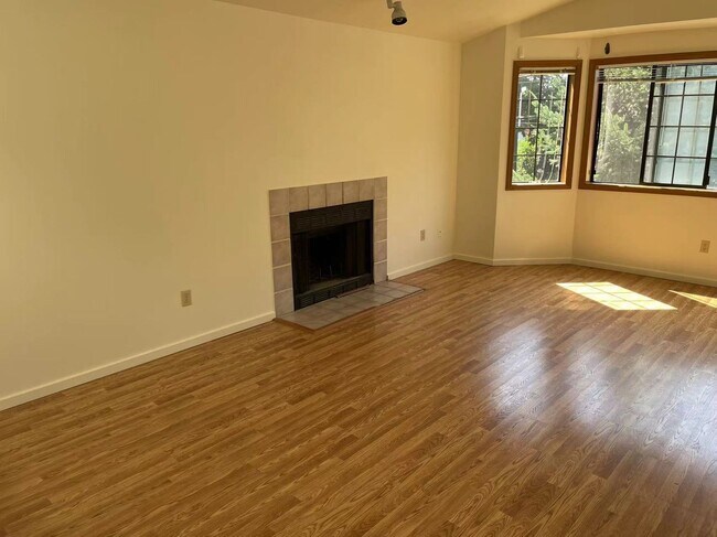 Foto del edificio - Spacious 3-bed, 2.5-bath house in Wallingf...