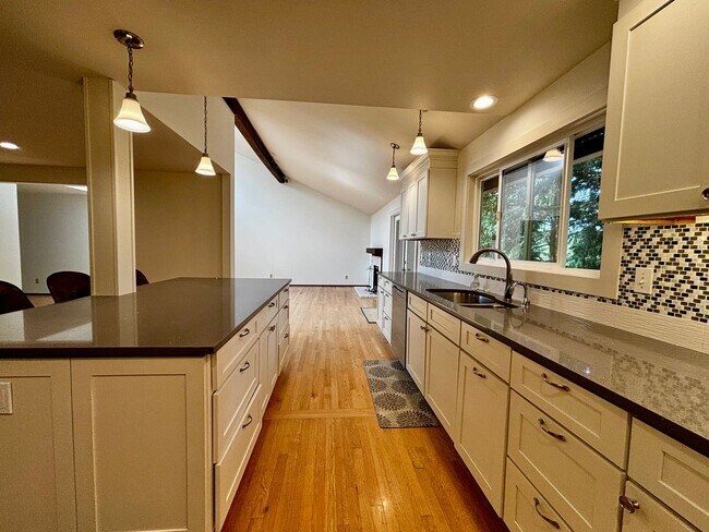 Foto del edificio - Amazing Lake Forest Park Home
