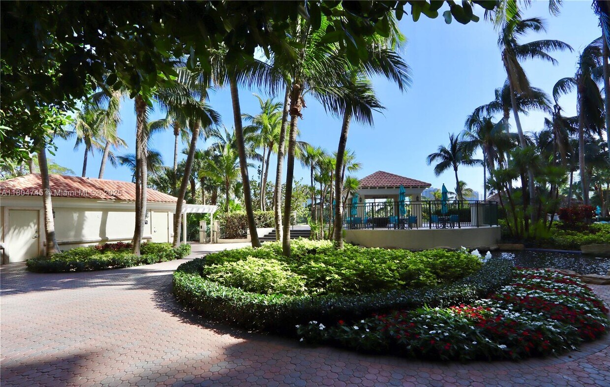 Foto principal - 19501 W Country Club Dr