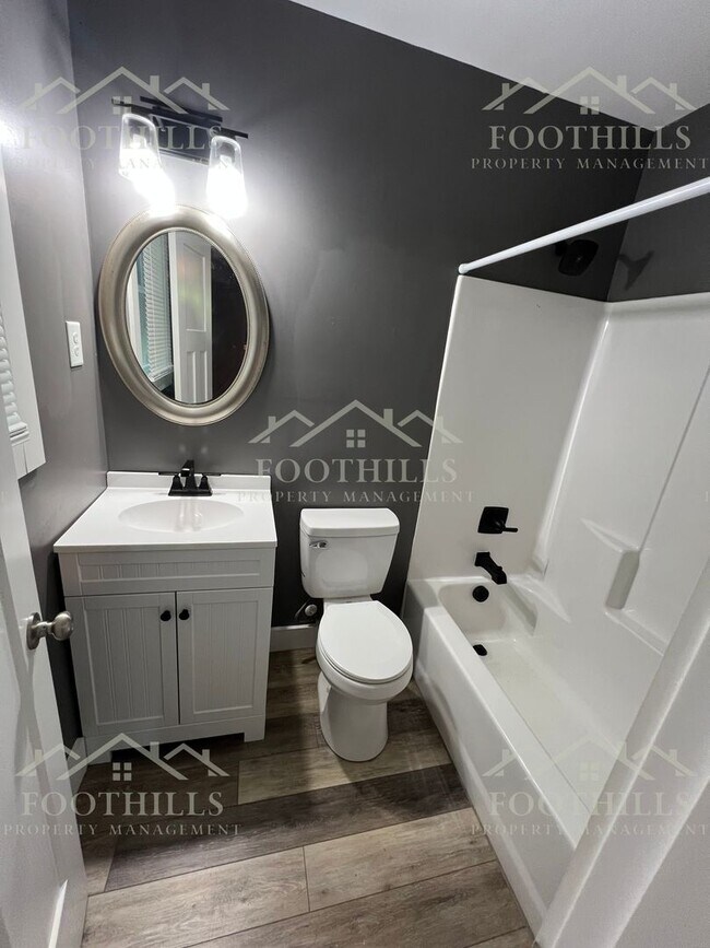Foto del edificio - 4-Bedroom House off N Main St