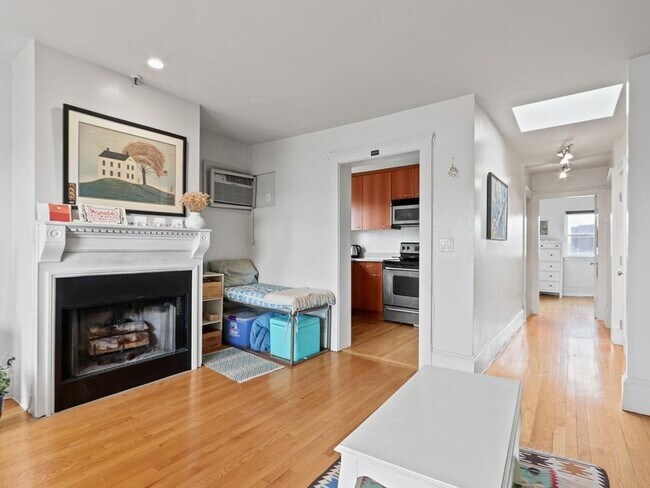 Building Photo - Amazing 3 bed 1 bath in the South End.... Sept 1st move in