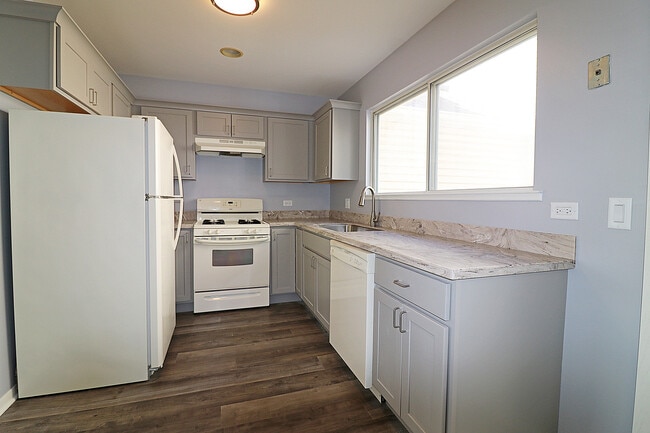 Building Photo - 590 Le Parc Cir