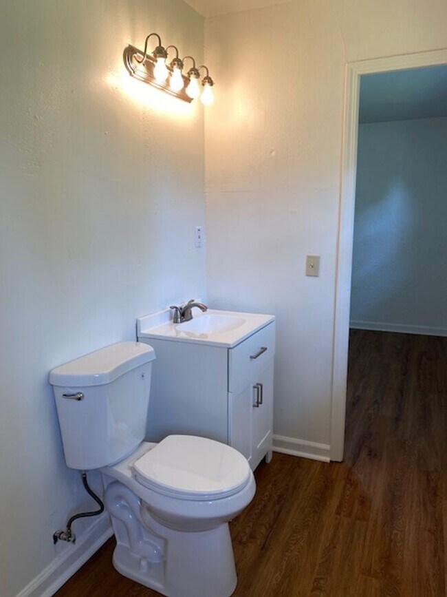 Foto del edificio - Three Bedroom, 1.5 Bath Home with Garage, Large Backyard!!