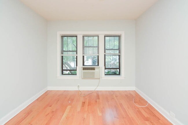 Building Photo - 823 W Wolfram St