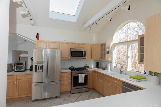 Building Photo - 11 Sunburst Ln