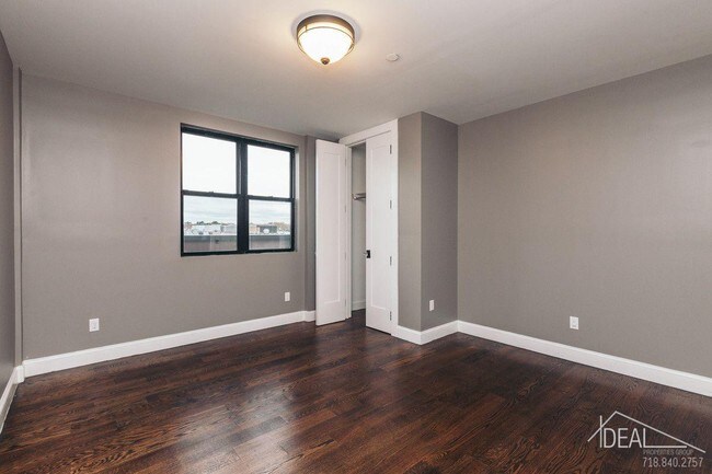 Building Photo - NO FEE 2 Bedroom Apartment in Ridgewood!