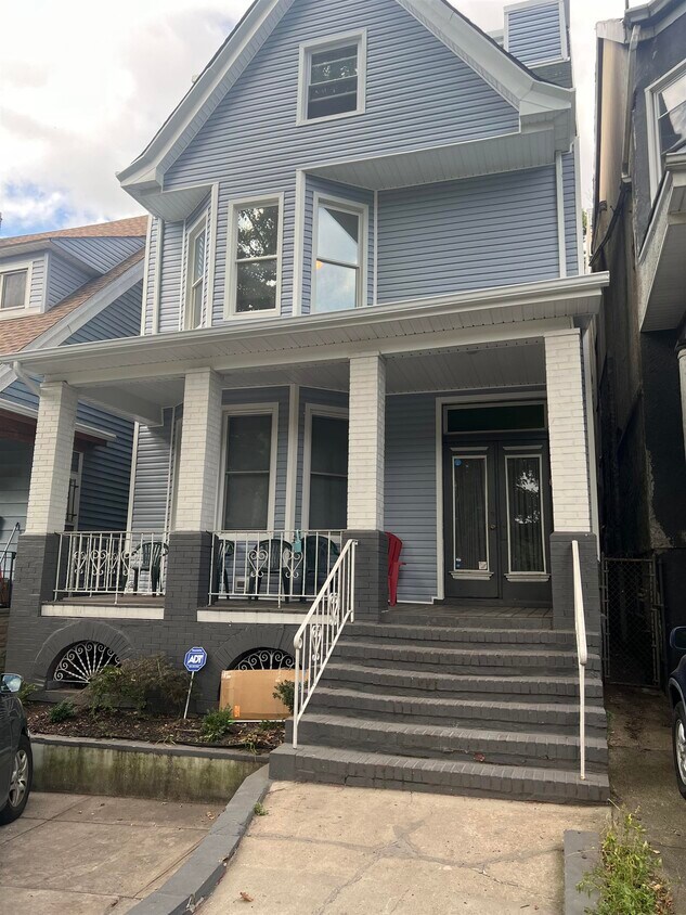 Primary Photo - 146 Bentley Ave