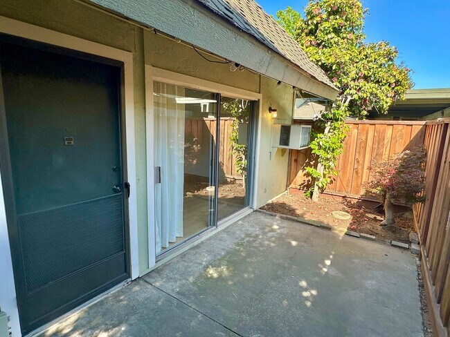 Building Photo - $2440 / BEAUTIFULLY REMODELED 2 BEDROOM CO...