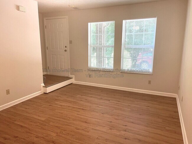 Foto del edificio - 1443 Schoolcraft Way
