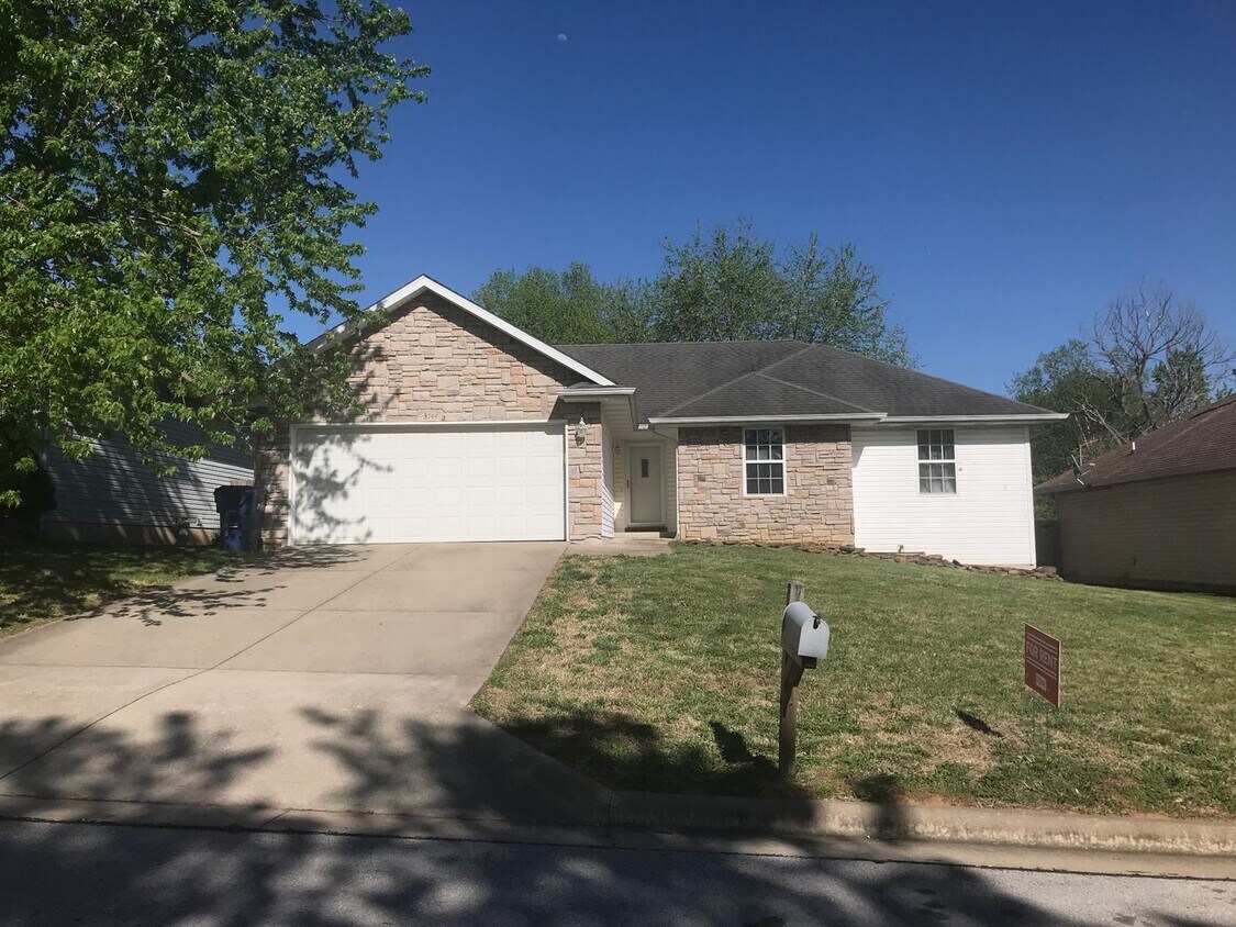 Primary Photo - Executive Rental - Charming 3-bedroom 2 ba...