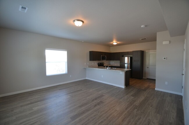 Building Photo - 3 Bed 2.5 Bath 2 Story Townhome with AC