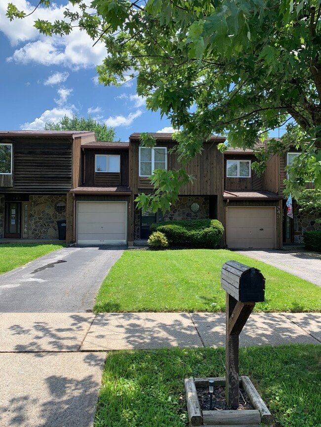Foto del edificio - 345 Tamarack Dr