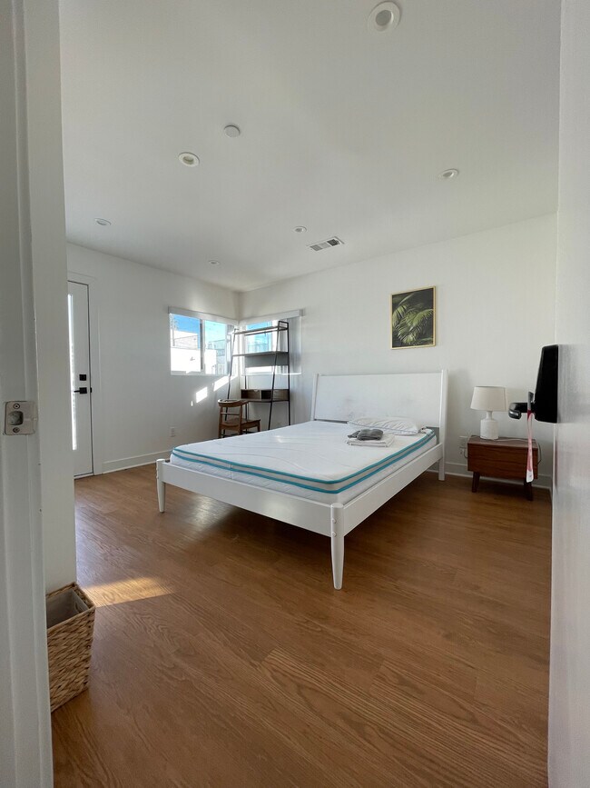 Foto del edificio - 818 N Hobart Blvd