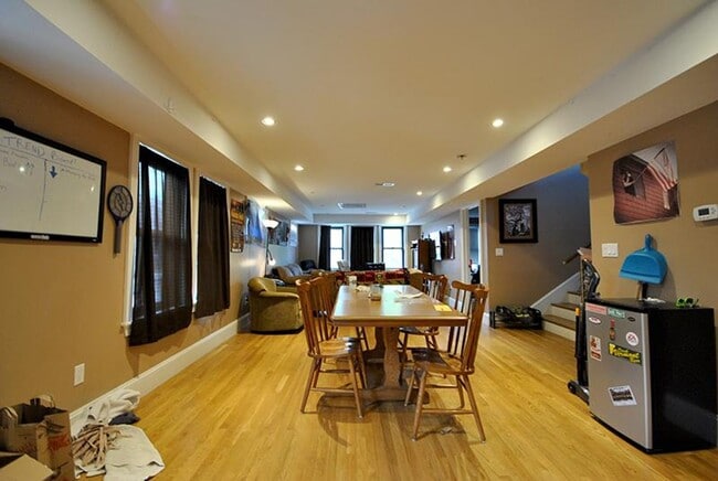 Building Photo - CENTRAL AIR ~ NICE 5 BED/2 BATH ON THE ALLSTON/BRIGHTON LINE FOR 9/1