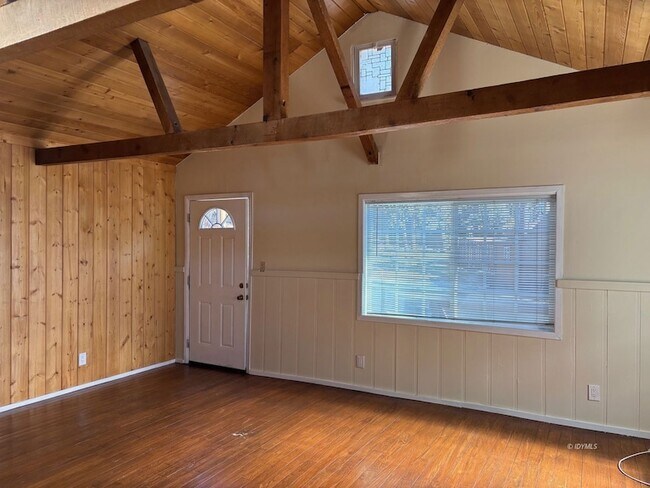 Foto del edificio - 52740 Pine Cove Rd