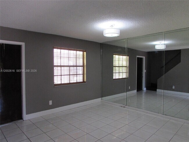 Foto del edificio - 5555 Ludlam Rd