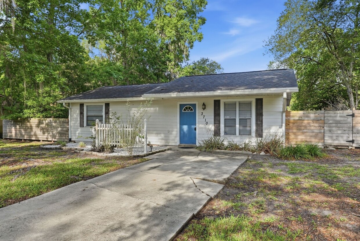 Quiet neighborhood, Centrally located, 3 bedroom 2 bath home in NW - Quiet neighborhood, Centrally located, 3 bedroom 2 bath home in NW