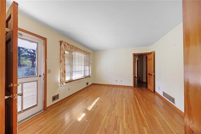 Building Photo - 835 Tranquil Dr