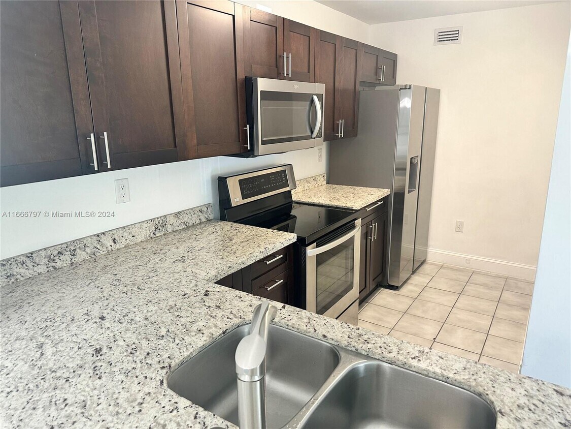 Foto principal - 8610 SW 212th St
