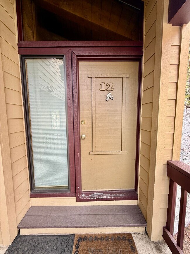 Foto del edificio - Fully Furnished 2BD/2BA Mountain Townhome | Cozy Pellet Stove | Parking Included