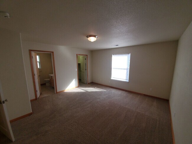 Building Photo - Spacious 3-bed 2-bath home with attached g...